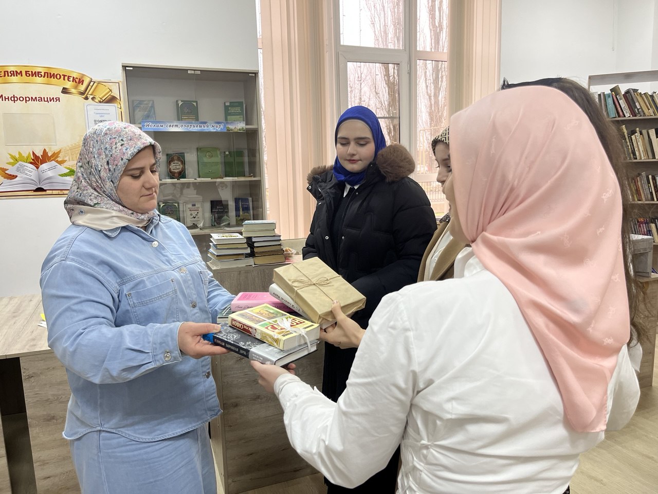 Акция «Приятно другу подарить подарок книгу!»